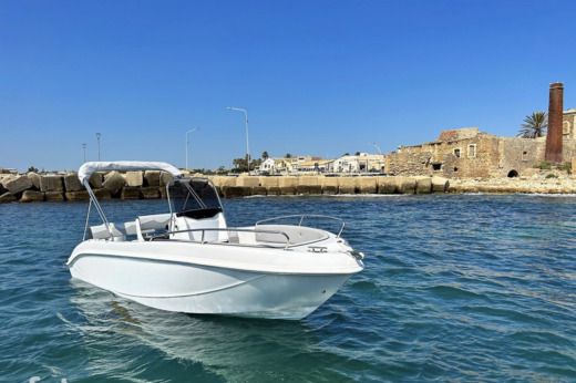 Avola Motorboat Quicksilver 750 Week-end alt tag text