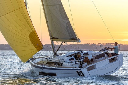 Hire Sailboat Dufour Yachts Dufour 37 - 3 cab. Marseille