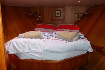 Hire Houseboat Captain Willem Barentsz Elite Catfish 1300 Jirnsum