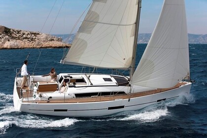 Charter Sailboat Dufour Yachts Dufour 410 GL La Trinité-sur-Mer