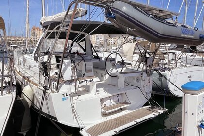 Charter Sailboat  OCEANIS 35.1 - MISTRAL Hyères