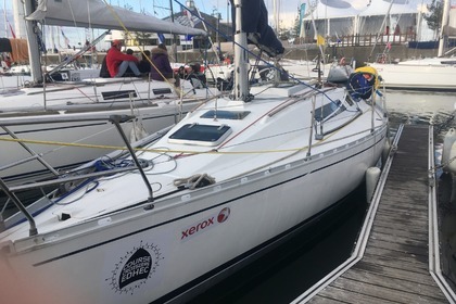 Hire Sailboat BENETEAU FIRST 305 Loctudy