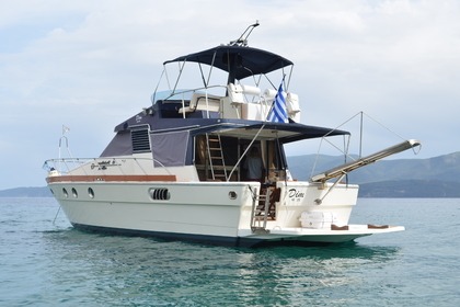 Hire Motorboat Posillipo Martinica 42TS Isthmia