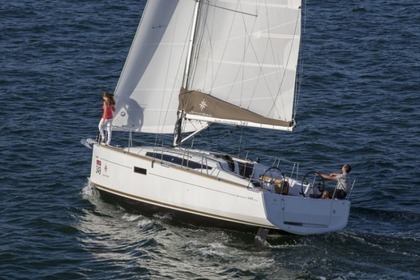 Charter Sailboat Jeanneau SUN ODYSSEY 349 QR La Trinité-sur-Mer