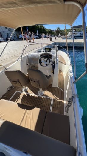 Makarska Motorboat Jeanneau Cap Camarat 635 CC Style alt tag text