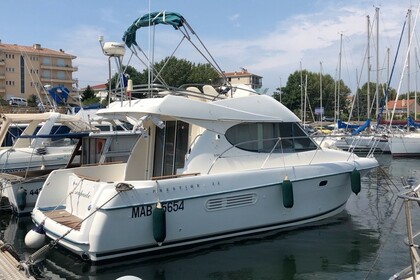 Rental Motorboat Jeanneau Prestige 32 Fly Martigues