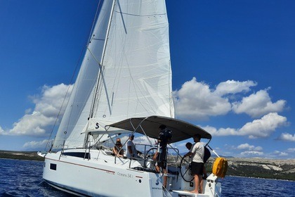 Hire Sailboat Bénéteau Oceanis 34.1 First line - 3 cab. Šimuni