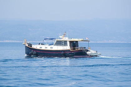 Charter Motorboat Menorquin 160 Fly Brela