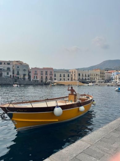 Αιολίδες νήσοι Motorboat Mileo Gozzo alt tag text