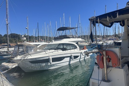 Hire Motorboat Beneteau ANTARES 11 FLY Toulon