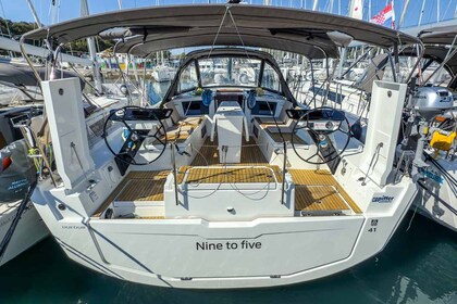 Чартер Парусная яхта Dufour Yachts Dufour 41 Performance - 3 cab. Пула