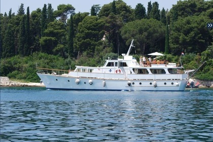 Hire Motor yacht Dagless Fleur de Lys Rijeka