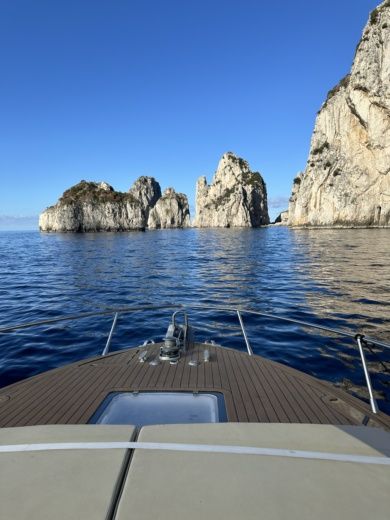 Capri Motorboat Itama 38 alt tag text