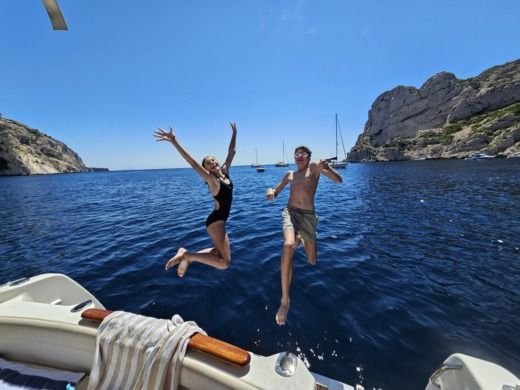 Марсель Motorboat Jeanneau Prestige 32 alt tag text