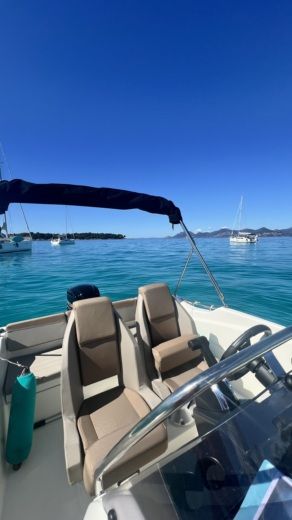 Μαντελιέ-λα-Ναπούλ Motorboat Quicksilver Activ 555 Open alt tag text