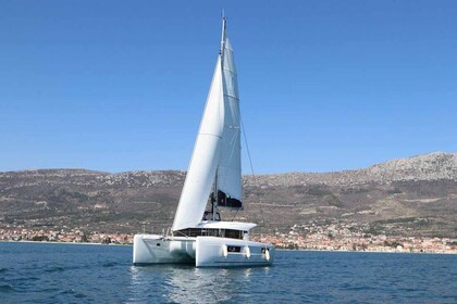 Charter Catamaran Lagoon-Bénéteau Lagoon 40 - 4 + 2 cab Pula