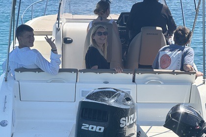 Noleggio Barca a motore Quicksilver Active Sundeck 675 2024 Faliraki