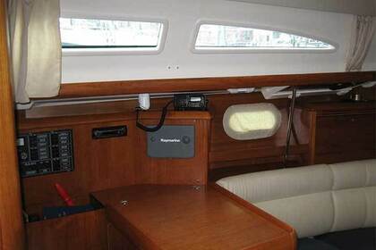 Hire Sailboat JEANNEAU SUN ODYSSEY 37 Le Grazie