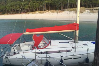 Hire Sailboat Jeanneau Sun Odyssey 12 metros Vigo