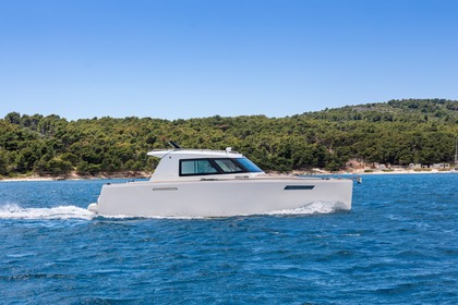 Charter Motorboat Aliskaf 11.25 Milna