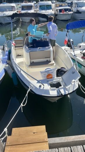 Μαντελιέ-λα-Ναπούλ Motorboat Quicksilver Activ 555 Open alt tag text