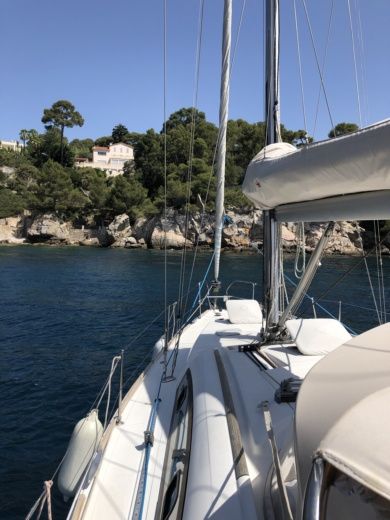 Toulon Sailboat Beneteau Oceanis 40 alt tag text