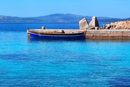 Charter Motorboat Carrano Gozzo in legno La Maddalena