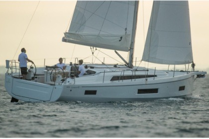 Hire Sailboat Beneteau Oceanis 40.1 Athens