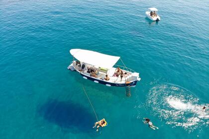 Charter Motorboat Gozzo Escursione privata lungo la costa di Cefalù Cefalù