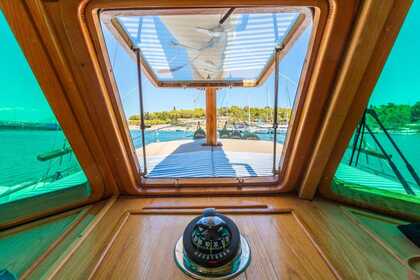 Charter Motorboat Traditional kaiki Varkalas Spetses