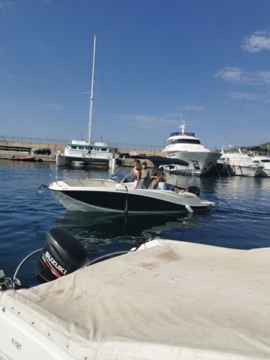 Marseille Motorboat Quicksilver 6750P alt tag text