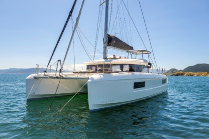 Location Catamaran  LAGOON 43 (4 CAB + 2) / 4 SDB Le Marin