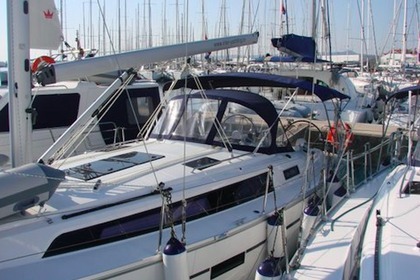 Hire Sailboat BAVARIA 37 CRUISER Sukošan