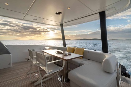 Noleggio Yacht a motore Azimut Azimut 68 FLY Castellammare di Stabia