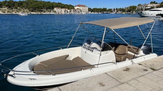 Makarska Motorboat Jeanneau Cap Camarat 635 CC Style alt tag text