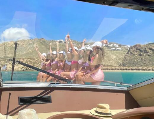 Míconos Motor Yacht Ferretti 591 alt tag text