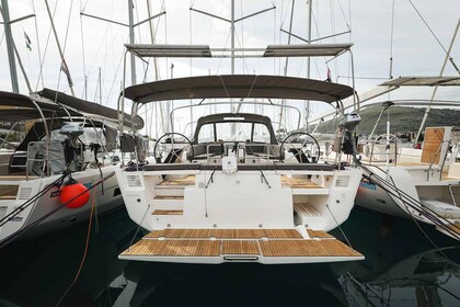 Noleggio Barca a vela Dufour Yachts Dufour 530 - 5 + 1 cab. Trogir