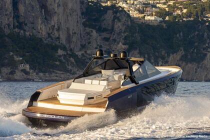 Charter Motorboat Evo R6 Saint-Tropez