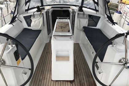 Rental Sailboat BENETEAU OCEANIS 35.1 Castiglioncello