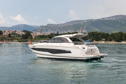 Hire Motorboat Jeanneau Leader 40 Split