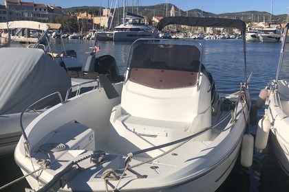 Rental Motorboat Beneteau Fluer Space deck Sanary-sur-Mer