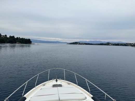 Split Motorboat FERRETTI 430 Fly alt tag text