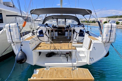 Hire Sailboat Hanse Yachts Hanse 548 - 4 + 1 cab. Sukošan