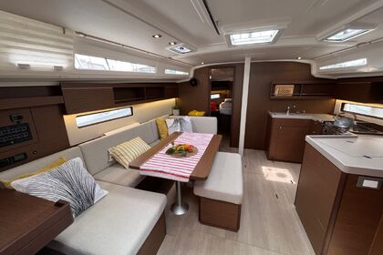 Charter Sailboat Bénéteau Oceanis 40.1 - 3 cab. Pomer