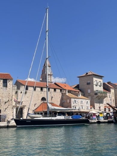 Split Motorboat Chaparral 215 ssi alt tag text