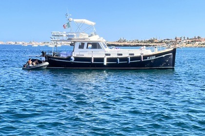 Charter Motorboat Menorquin 160 fly Marzamemi