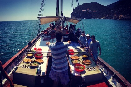 Aluguel Lancha Traditional Wooden Boat Classic Sesimbra